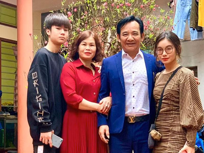 "Những người đàn ông khác khi đi chơi tối phải căn giờ về, còn tôi tối nào ở nhà là vợ cứ sốt đùng đùng. Cô ấy lo tôi không đi diễn vì không còn được khán giả thương nữa", Quang Tèo nói.