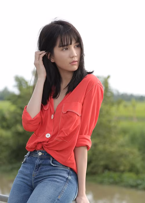 Trên Mốt và Cuộc sống vào 2013, ông bầu họ Vũ cũng tiết lộ để mời Ngọc Trinh chụp hình, người ta sẽ phải chi trả 1 cái giá cao gấp 5 lần so với người khác. Hay như vào năm 2011, anh khoe gà cưng dự tiệc với cát-sê rất cao là 3.000 USD.