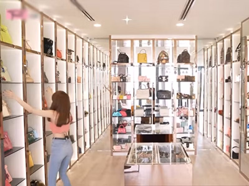 Tủ đồ của Ngọc Trinh không chỉ đến từ các thương hiệu nổi tiếng mà còn có số lượng khủng mỗi loại. Ảnh: Vietnamnet