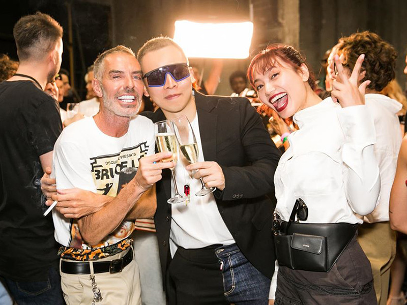 Vây quanh Khắc Tiệp là những chân dài xinh đẹp.