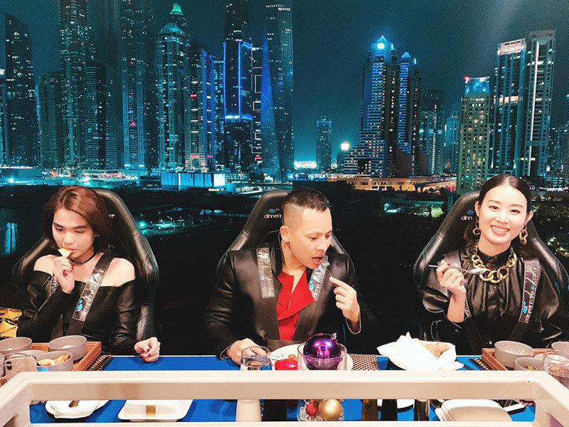 Hình ảnh ông trùm chân dài ăn tối trên không ở Dubai cùng Ngọc Trinh.