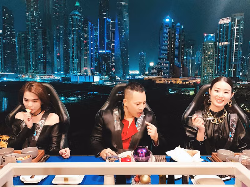 Hình ảnh ông trùm chân dài ăn tối trên không ở Dubai cùng Ngọc Trinh.