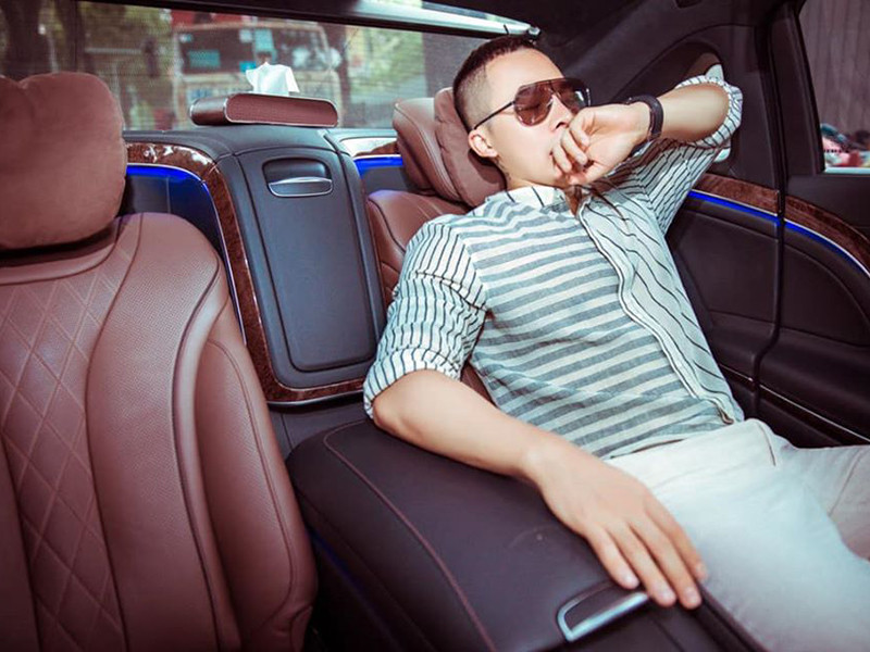 Trước khi trở thành ông bầu, Khắc Tiệp sống nghèo khó. Anh từng làm nhiều công việc khác nhau trong đó có bồi bàn quán bar.