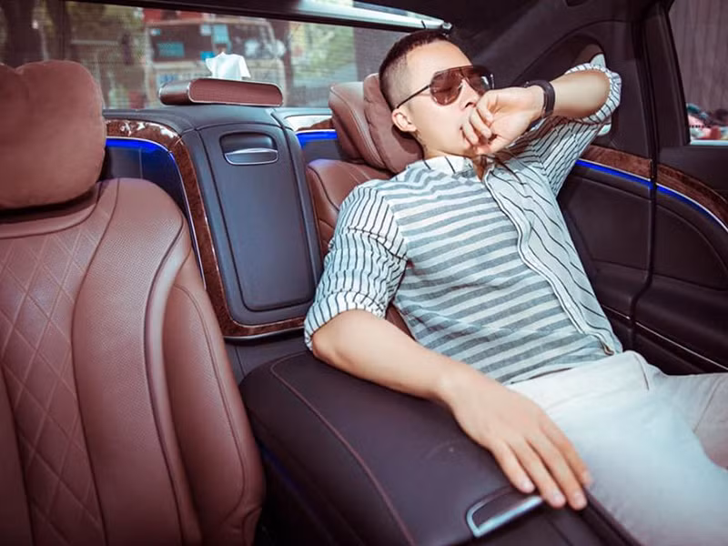 Trước khi trở thành ông bầu, Khắc Tiệp sống nghèo khó. Anh từng làm nhiều công việc khác nhau trong đó có bồi bàn quán bar.