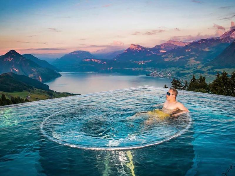 Theo Ngọc Trinh, mỗi lần đi du lịch châu Âu, Khắc Tiệp mang theo chụp hình, quanh phim, flycam, ở toàn chỗ đắt nhất.