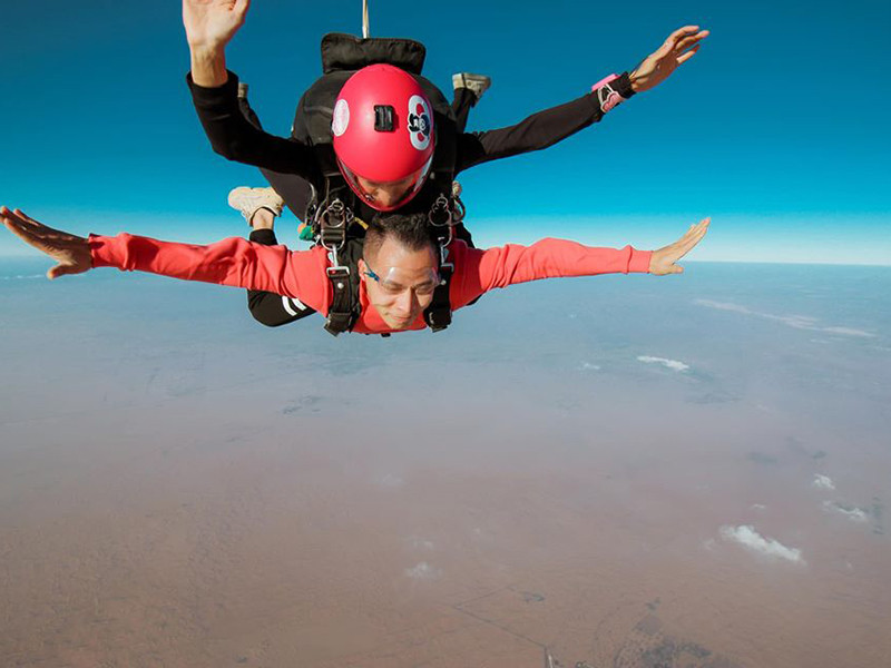 Khắc Tiệp thường xuyên đi du lịch. Các địa điểm anh chọn đều nổi tiếng trong nước và ngoài nước.