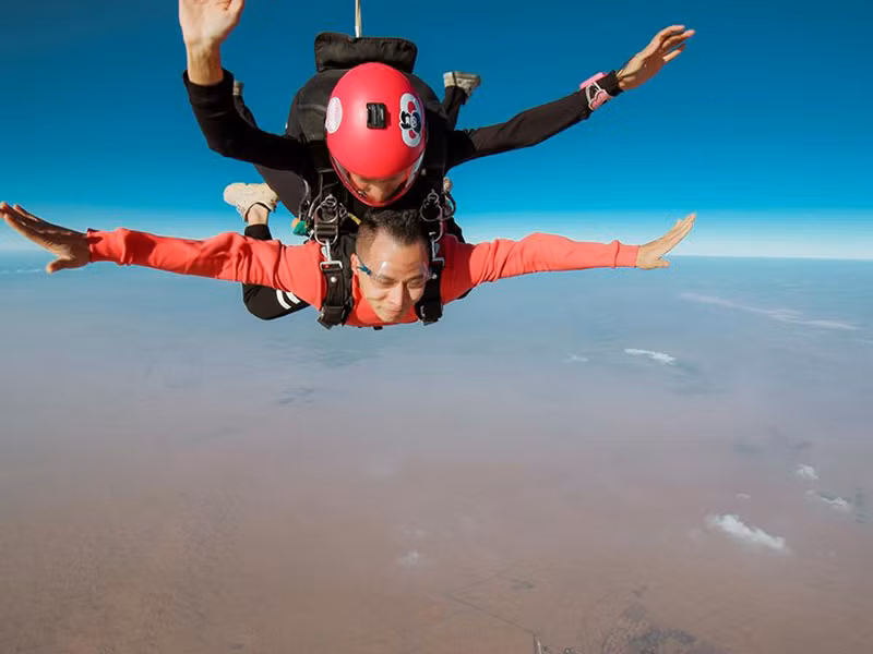 Khắc Tiệp thường xuyên đi du lịch. Các địa điểm anh chọn đều nổi tiếng trong nước và ngoài nước.