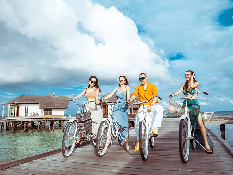 Ông bầu đến từ Nam Định xây dựng cuộc sống đầy hào nhoáng.