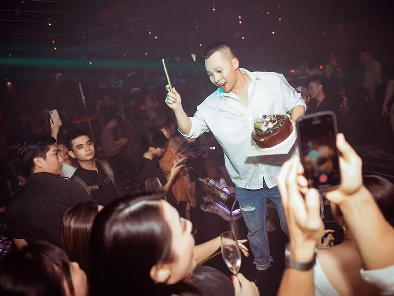 Khắc Tiệp yêu thích các bữa tiệc, show thời trang.