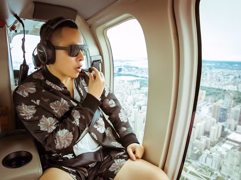 Trong 1-2 năm trở lại đây, ông trùm chân dài ghi lại các chuyến du lịch sang chảnh rồi đăng trên Youtube.