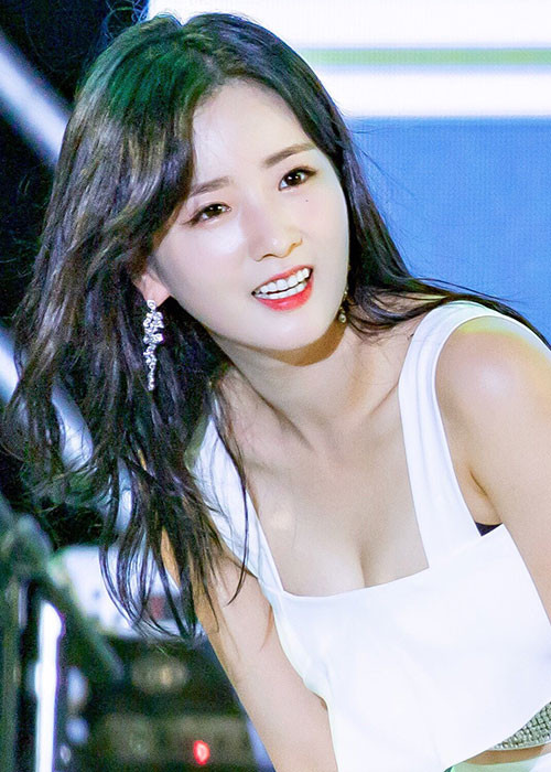 Nữ ca sĩ sinh năm 1993 được đông đảo khán giả yêu mến nhờ tài năng lẫn nhan sắc.