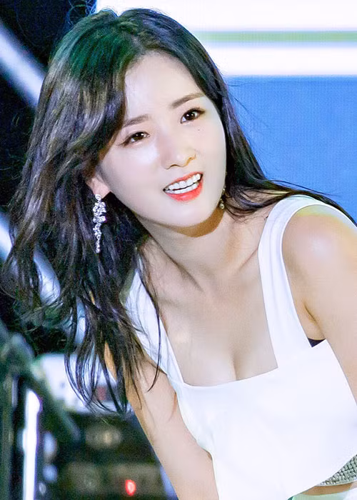 Nữ ca sĩ sinh năm 1993 được đông đảo khán giả yêu mến nhờ tài năng lẫn nhan sắc.