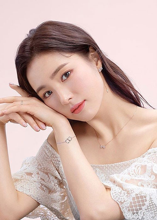 Nữ diễn viên bị chê khả năng diễn xuất đơ cứng.