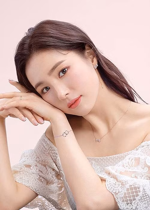 Nữ diễn viên bị chê khả năng diễn xuất đơ cứng.