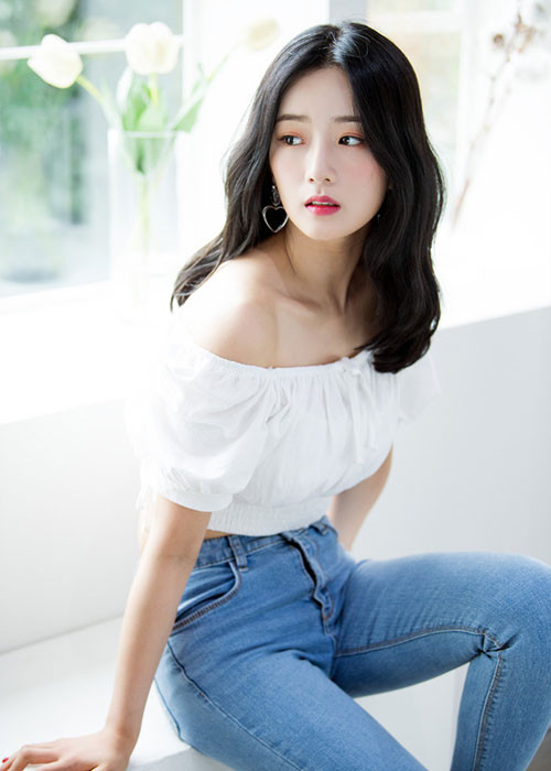 Bomi cũng bị Cho Joo Bin - người quản lý "phòng chat tình dục N" đặt máy quay lén. Cô là diễn viên, MC, thành viên nhóm nhạc Apink.