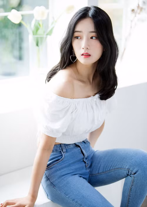 Bomi cũng bị Cho Joo Bin - người quản lý "phòng chat tình dục N" đặt máy quay lén. Cô là diễn viên, MC, thành viên nhóm nhạc Apink.