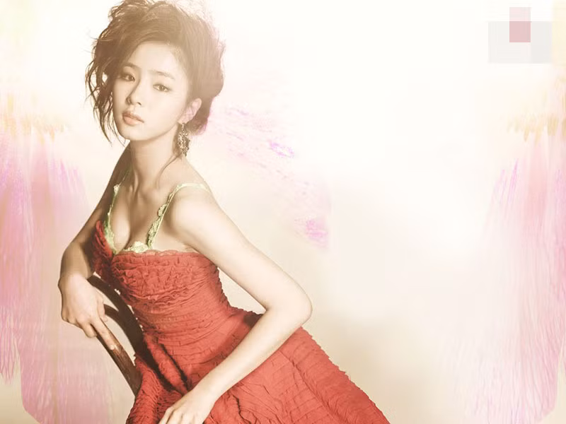 Shin Se Kyung sinh năm 1990, bước vào showbiz vào năm 8 tuổi. Cô được các đạo diễn phim ưu ái một phần nhờ nhan sắc.