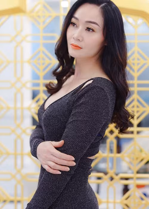 Ngoài tuổi tứ tuần, nữ diễn viên vẫn trẻ trung.