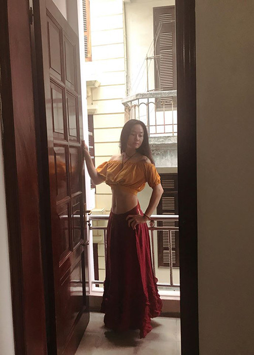 Nữ diễn viên khoe vòng eo con kiến.