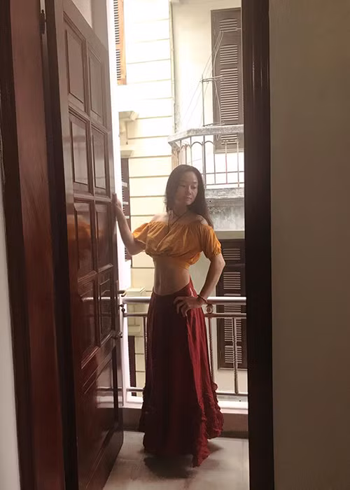 Nữ diễn viên khoe vòng eo con kiến.