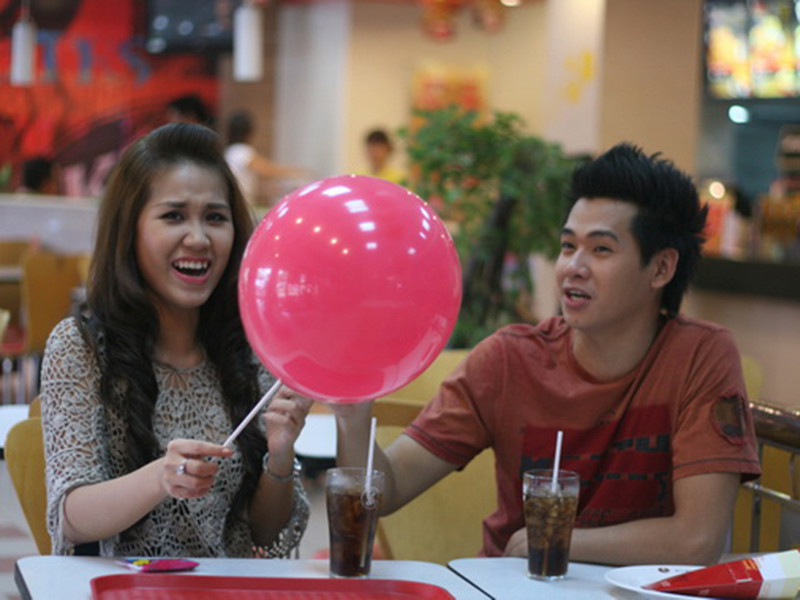 Anh còn đóng “Chạm vào quá khứ”, “Mua láng giềng gần”, “Tay chơi miệt vườn”, “Túm cổ đại gia”, “Lời thề danh dự”, “Người tình bí ẩn”, “Anh và em”, “Trả giá”, “Những nụ hôn rực rỡ”, “Lệ phí tình yêu”, “Bảo mẫu siêu quậy”. Ảnh: Thể thao văn hóa