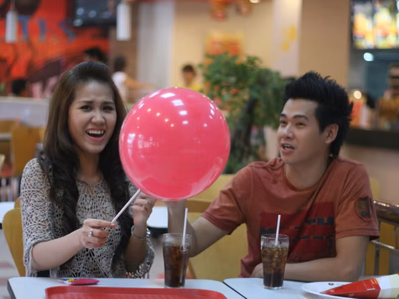 Anh còn đóng “Chạm vào quá khứ”, “Mua láng giềng gần”, “Tay chơi miệt vườn”, “Túm cổ đại gia”, “Lời thề danh dự”, “Người tình bí ẩn”, “Anh và em”, “Trả giá”, “Những nụ hôn rực rỡ”, “Lệ phí tình yêu”, “Bảo mẫu siêu quậy”. Ảnh: Thể thao văn hóa