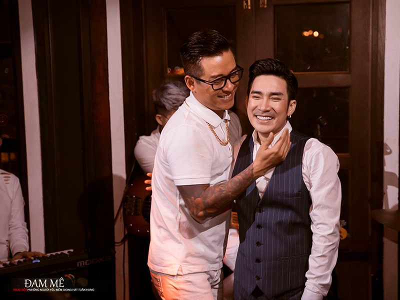 "Có lẽ đây là thời điểm mà tôi cho rằng, đã đến lúc mình trở thành một nhà sản xuất thực thụ. Tôi đã suy nghĩ mình sẽ lui về làm nhà sản xuất nhiều hơn thay vì tiếp tục con đường làm ca sĩ trình diễn, vì gia đình và nhiều yếu tố khác", Tuấn Hưng nói.