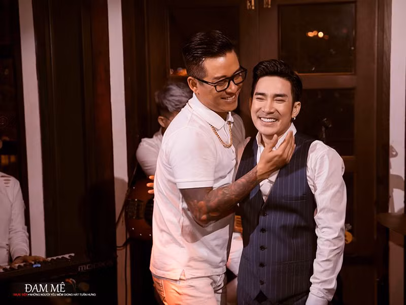 "Có lẽ đây là thời điểm mà tôi cho rằng, đã đến lúc mình trở thành một nhà sản xuất thực thụ. Tôi đã suy nghĩ mình sẽ lui về làm nhà sản xuất nhiều hơn thay vì tiếp tục con đường làm ca sĩ trình diễn, vì gia đình và nhiều yếu tố khác", Tuấn Hưng nói.