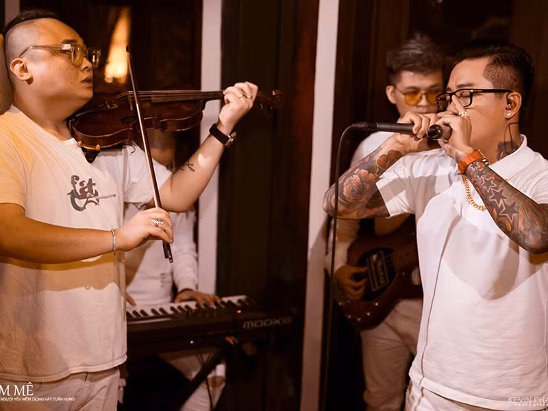 Tuấn Hưng sẽ livestream toàn bộ chương trình trên fanpage, chỉ những khán giả có trả phí mới có thể tham gia theo dõi.