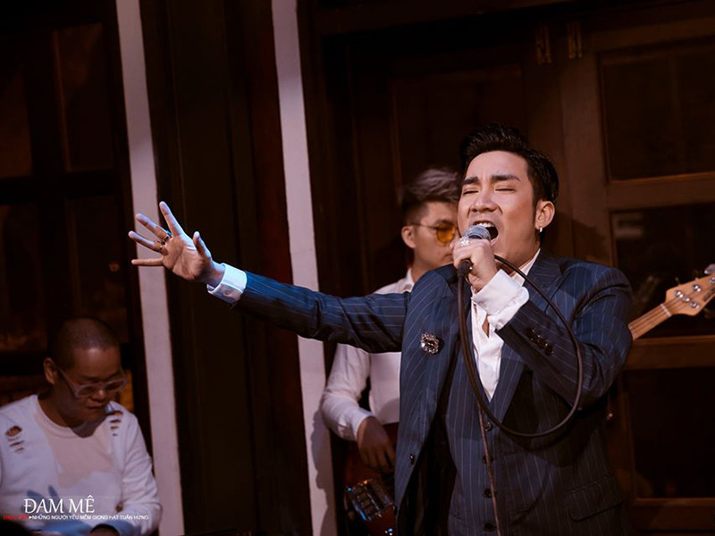 Cách đây ít ngày, Tuấn Hưng kết hợp với Quang Hà thực hiện liveshow không có khán giả.