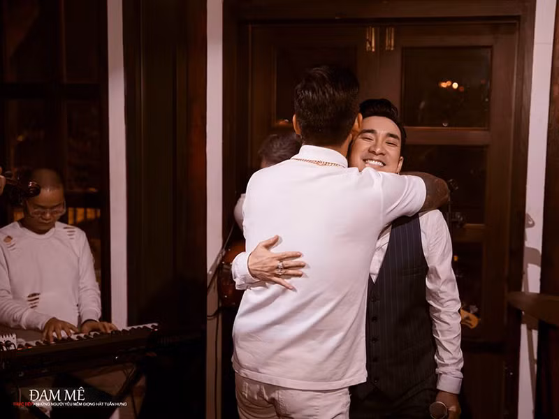 2 nam ca sĩ lựa chọn ca khúc biểu diễn một cách ngẫu hứng.