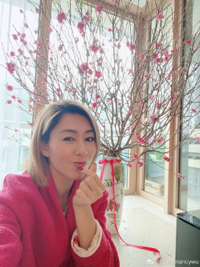 Tờ Sohu cho biết, từ khi nổi tiếng, thu nhập của Hồ Định Hân đã tăng vọt lên một cách đáng kể. Hiện tại, nữ diễn viên sống trong căn hộ sang trọng, có xe hơi riêng và tiền gửi tiết kiệm. Không có phim để đóng song cuộc sống của Hồ Định Hân không khó khăn như lời đồn. Tháng 12.2019, nữ diễn viên chia sẻ loạt ảnh đi nghỉ dưỡng ở Maldives cùng nhóm bạn thân gây chú ý mạng xã hội. Ảnh: (từ trái sang phải): Diêu Tử Linh, Hồ Định Hân, Lý Thi Hoa, Hồ Hạnh Nhi và Hồ Bội Úy.