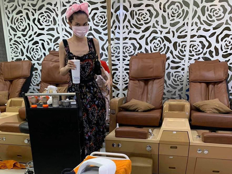 Qua ảnh chụp lén, Ngọc Trinh gầy đến mức trơ cả xương ngực, cánh tay khẳng khiu. Ảnh: Dân Việt