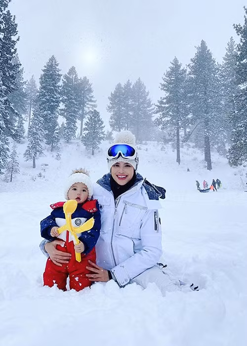 Cách đây ít ngày, Phạm Hương đi trượt tuyết cùng con trai và chồng sắp cưới ở một vùng núi tuyết nổi tiếng của Mỹ.