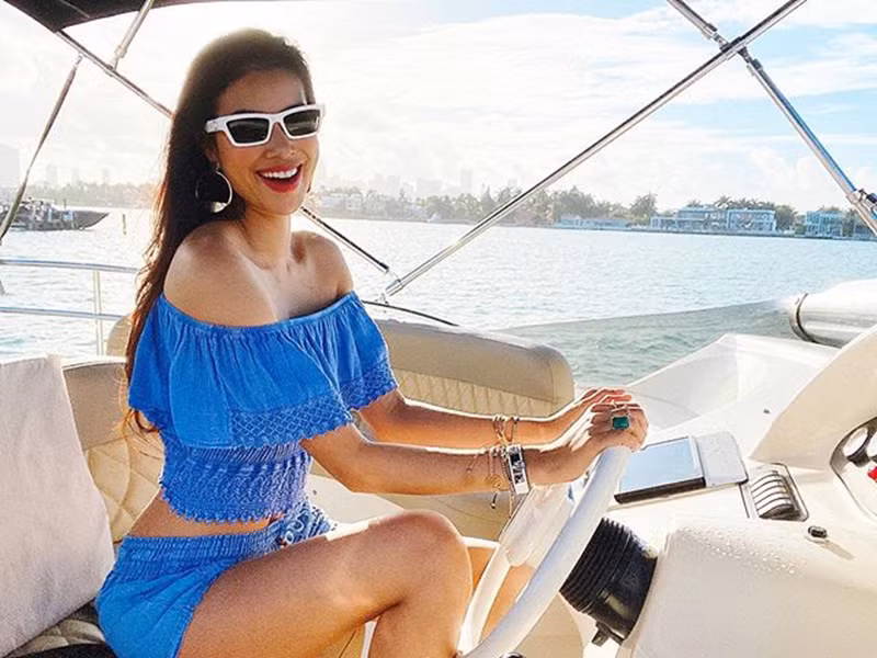 Phạm Hương hủy nhiều công việc phải đi lại bằng máy bay. Thay vào đó, cô di chuyển bằng phương tiện cá nhân.