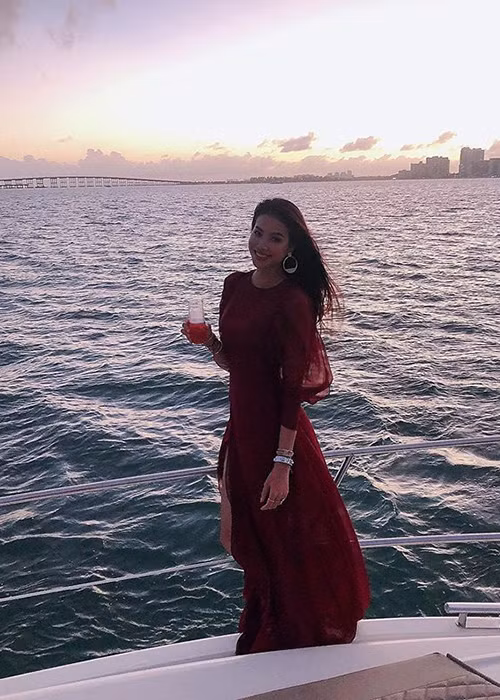 Hoa hậu Hoàn vũ Việt Nam 2015 hiện tại tận hưởng cuộc sống sang chảnh ở trời Tây.