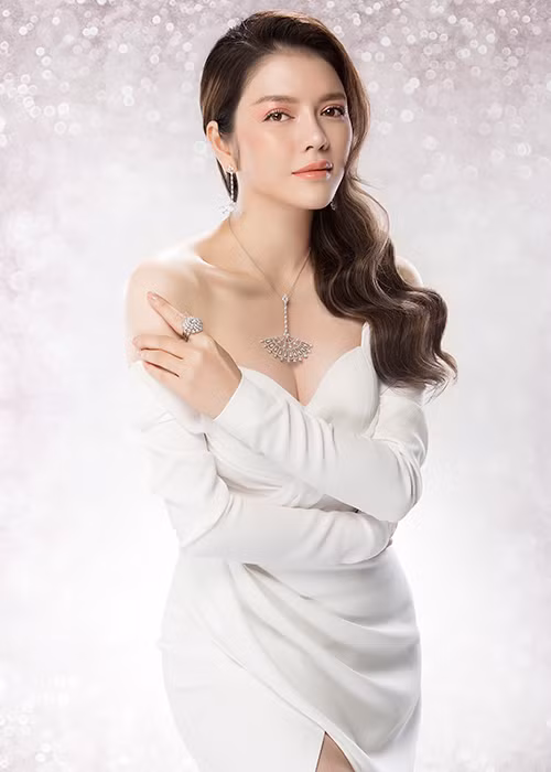 Ở tuổi 38, Lý Nhã Kỳ vẫn chưa lên xe hoa. Mối tình gần đây nhất của cô là với người đàn ông tên Phúc. Cả hai hẹn hò được 9 năm.