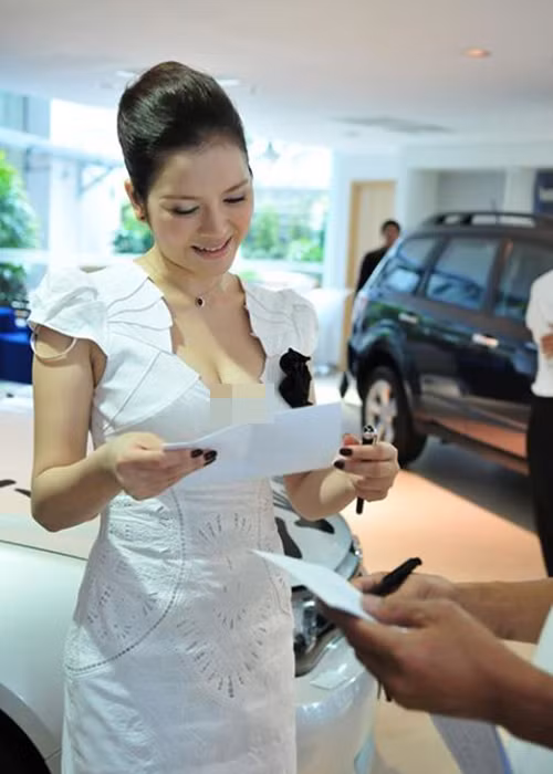 Mới đây, Lý Nhã Kỳ tâm sự, cô luôn cho rằng vòng một lớn tự nhiên là khuyết điểm vì vậy người đẹp này ước được thu nhỏ ngực.