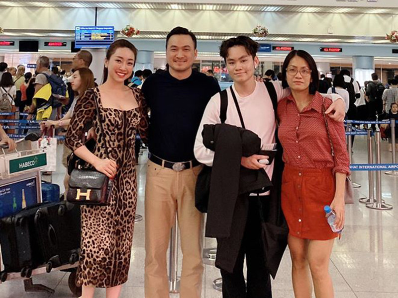 Cậu nhóc sinh năm 2001, là con trai của diễn viên Chi Bảo và vợ cũ Hồng Loan (ngoài cùng bên phải).