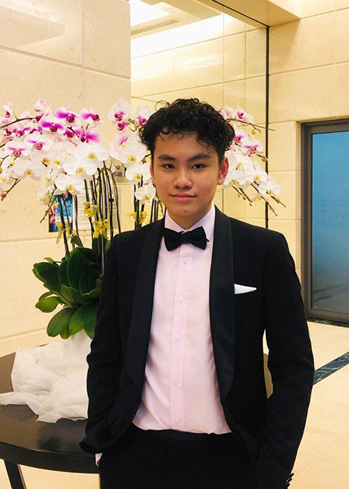 Theo Zing, Gia Cát nhập học St Edward's School tại Oxford vào tháng 10/2019.