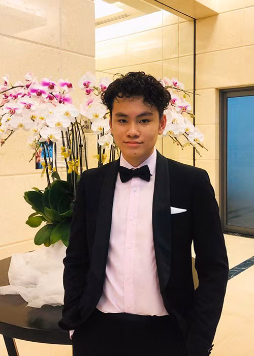 Theo Zing, Gia Cát nhập học St Edward's School tại Oxford vào tháng 10/2019.