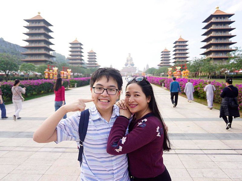 MC Quỳnh Hương chia sẻ thêm, trường học sẽ cho các học sinh năm 2 hệ IB được dọn ra ở riêng mỗi người một phòng, có thầy cô quản và dạy online để đảm bảo an toàn cho các học sinh giữa lúc Covid-19 đang bùng phát.