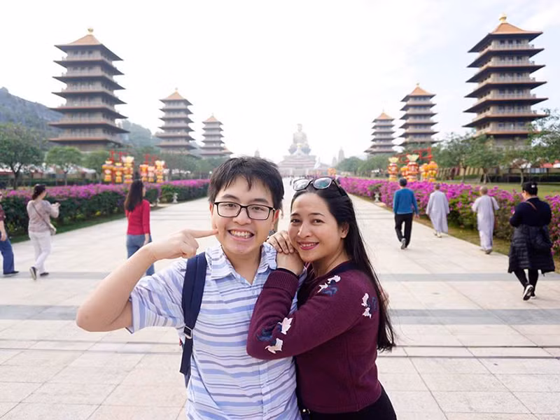 MC Quỳnh Hương chia sẻ thêm, trường học sẽ cho các học sinh năm 2 hệ IB được dọn ra ở riêng mỗi người một phòng, có thầy cô quản và dạy online để đảm bảo an toàn cho các học sinh giữa lúc Covid-19 đang bùng phát.