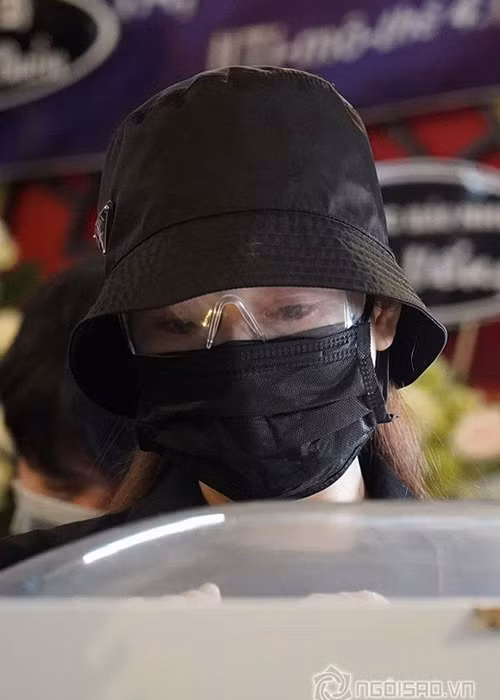 Tối ngày 29/3, các nghệ sĩ đã đến viếng Mai Phương qua đời vì ung thư. Trong ảnh, Nhã Phương bật khóc nhìn đồng nghiệp lần cuối. Ảnh: Ngôi sao