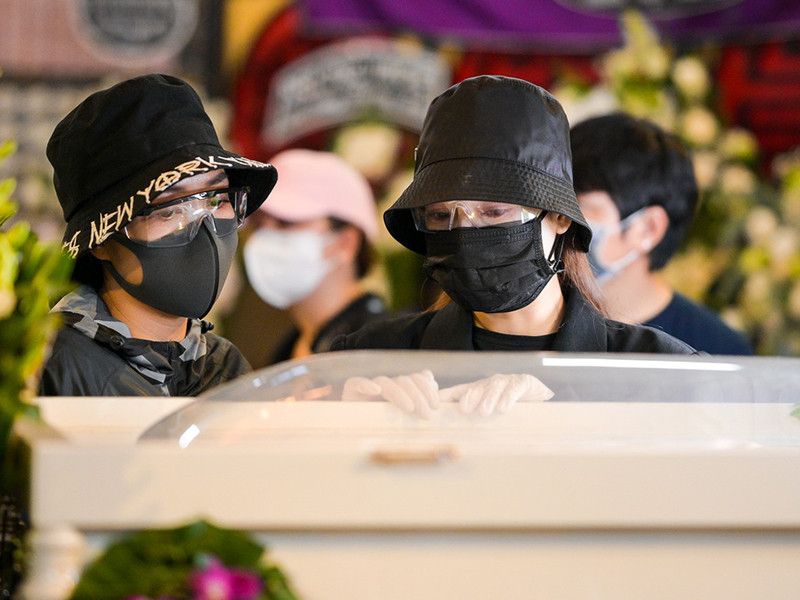 Nhã Phương đóng chung phim "Những thiên thần áo trắng" cùng Mai Phương. Ảnh: Zing