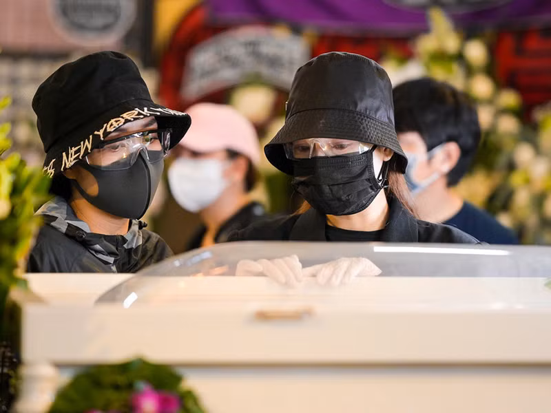 Nhã Phương đóng chung phim "Những thiên thần áo trắng" cùng Mai Phương. Ảnh: Zing