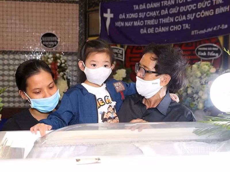  Con gái Mai Phương mới 7 tuổi nên nghĩ mẹ đã lên thiên đường. "Mẹ lên thiên đường mấy ngày? Khi nào mẹ về", bé Lavie hỏi ông ngoại khiến nhiều người xót xa. Ảnh: Vietnamnet