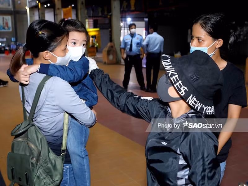 Khi Mai Phương qua đời, gia đình không cho bé Lavie - con gái của nữ diễn viên biết. Đến khi xuất hiện tại tang lễ, Lavie mới hay tin sự ra đi của mẹ. Ảnh: Saostar