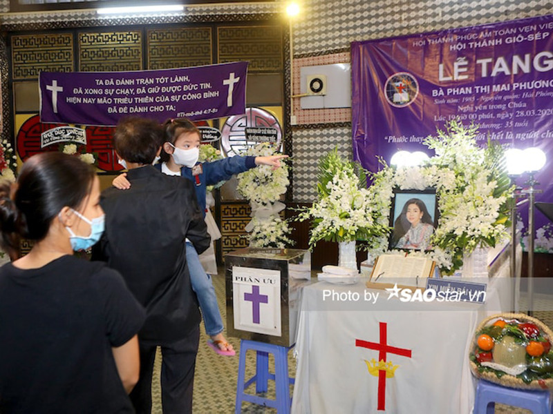 Con gái Mai Phương đã được người thân đưa về nhà chứ không ở lại lâu, lúc về bé có quay lại đòi mẹ. Ảnh: Saostar