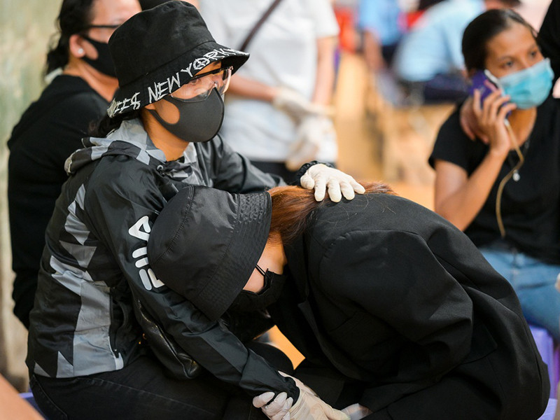 Nhã Phương gục khóc bên Ốc Thanh Vân trong đám tang Mai Phương. Ảnh: Zing